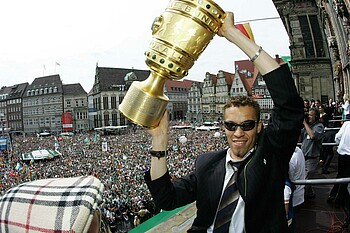 null Valérien Ismaël mit dem DFB-Pokal.