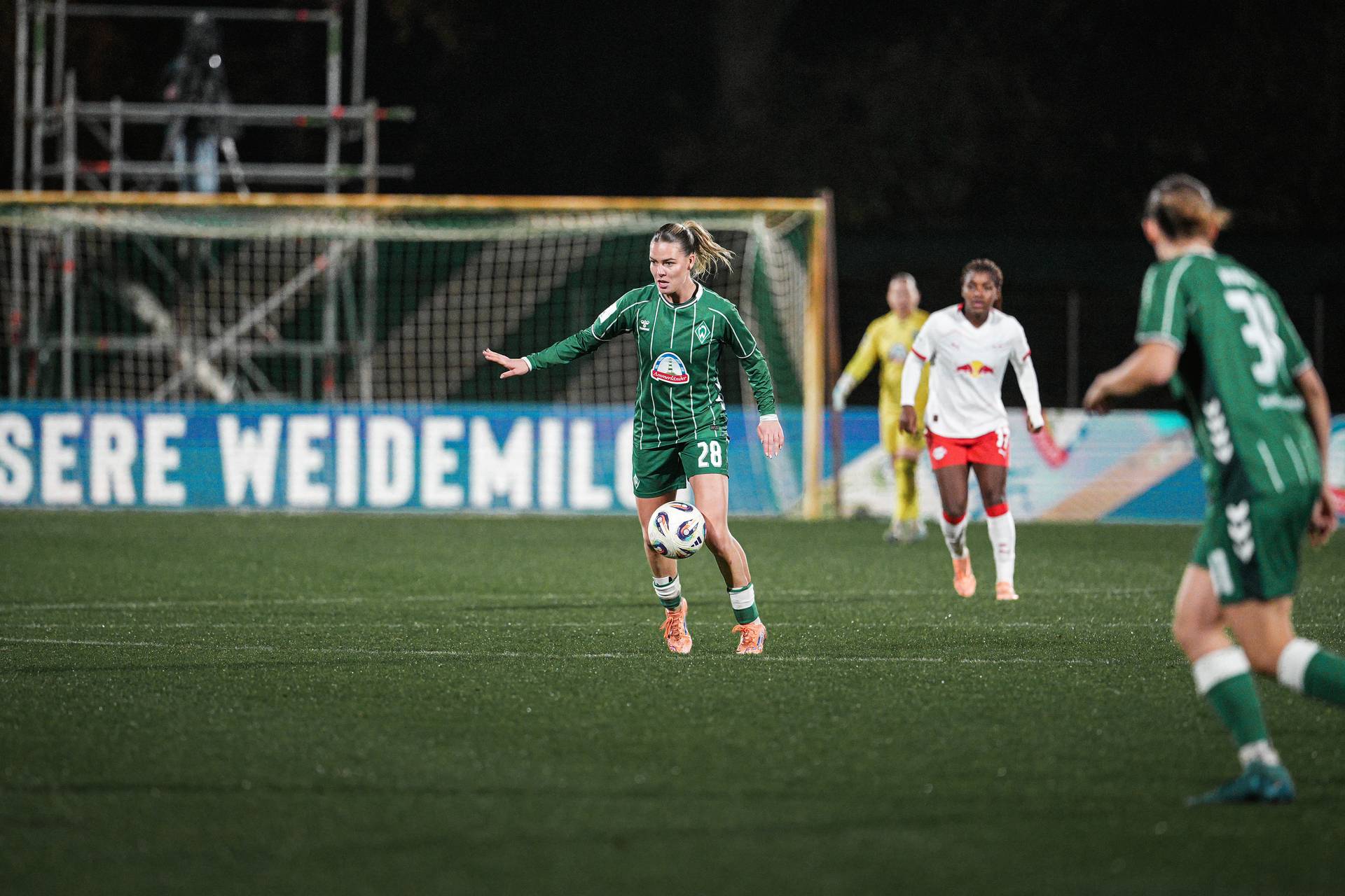 Juliane Wirtz im Heimtrikot mit Ball am Fuß.