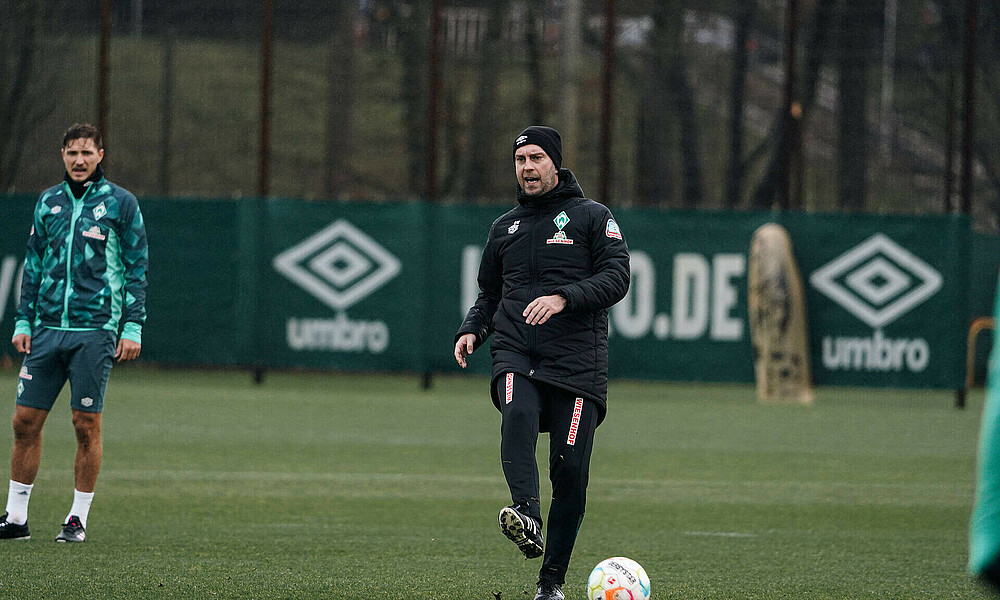 null Ole Werner spielt einen Pass.