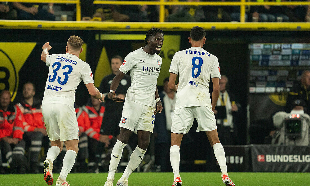 null Heidenheim-Spieler bejubeln ein Tor gegen den BVB.