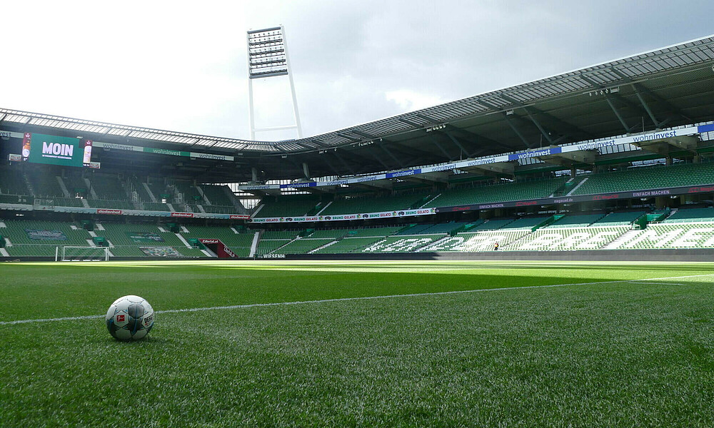 null Ein Ball auf dem Rasen des wohninvest WESERSTADIONS.