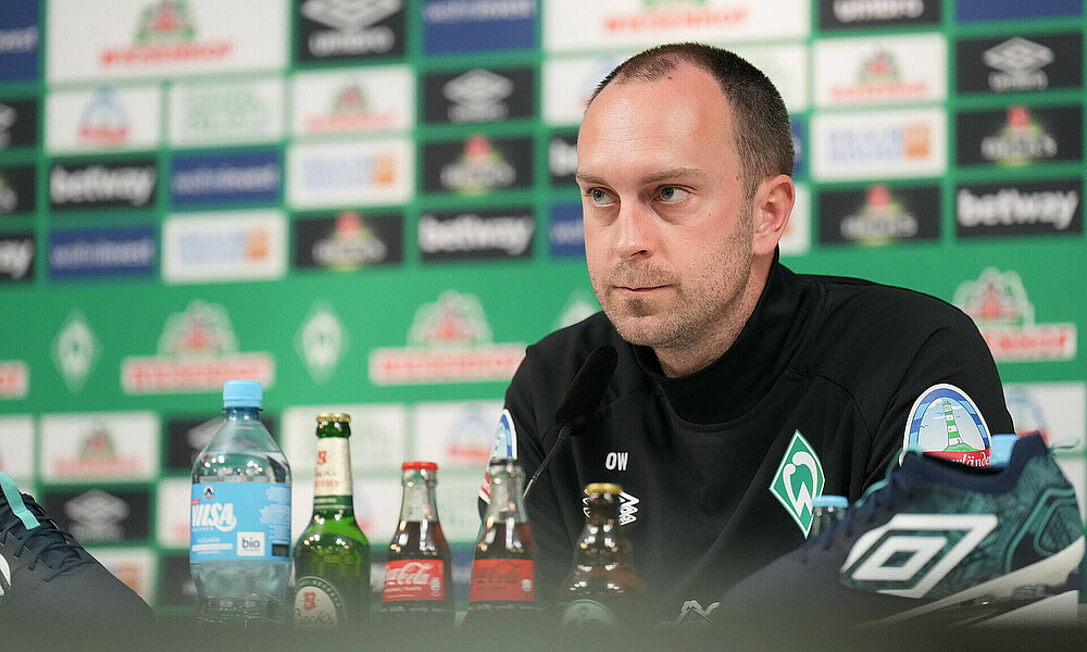 Cheftrainer Ole Werner bei der Pressekonferenz.