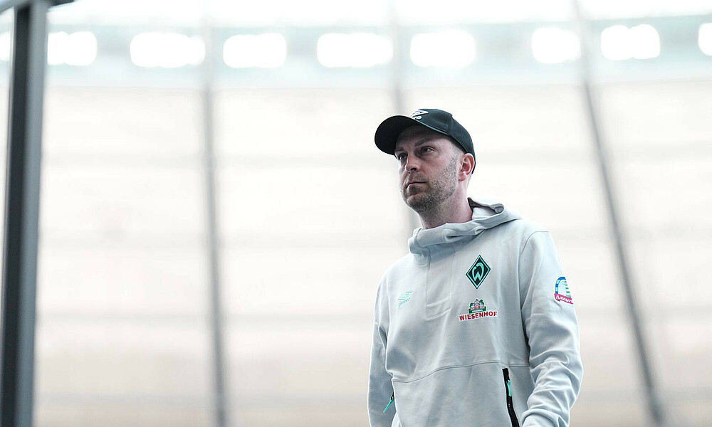 null Cheftrainer Ole Werner mit einem fokussierten Blick.