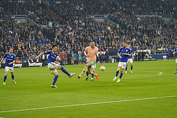 Ducksch im Zweikampf