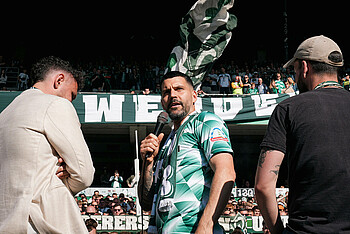 Anthony Jung auf dem Zaun der Ostkurve. 