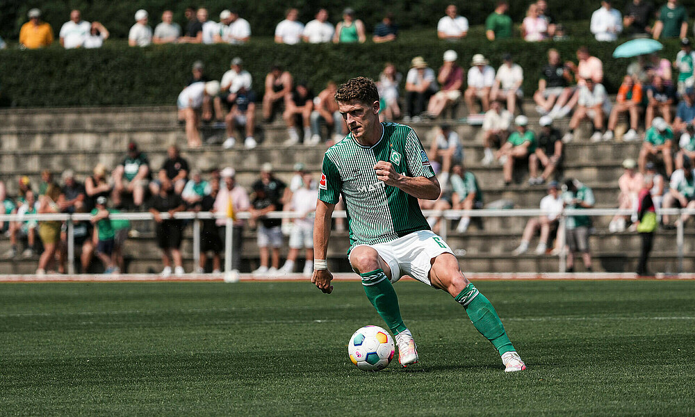 Jens Stage wechselt mit dem Ball am Fuß die Richtung im Spiel.