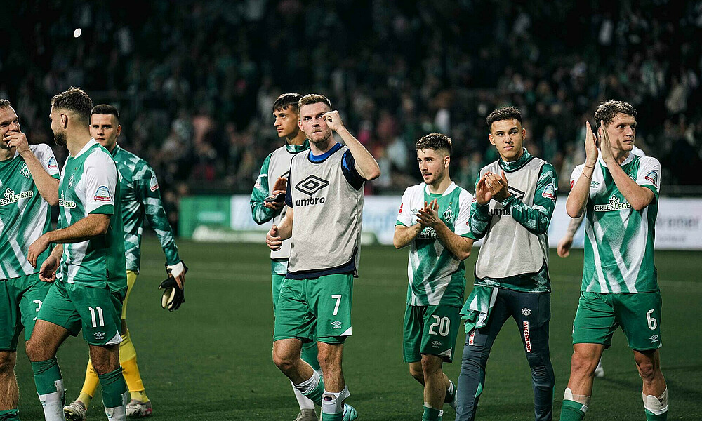 Die Mannschaft jubelt nach dem Heimsieg gegen Hertha.