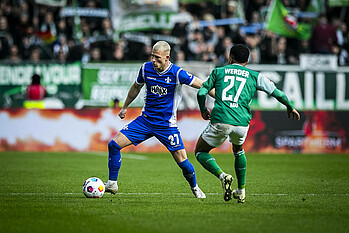 Tim Skarke mit Ball am Fuß. 