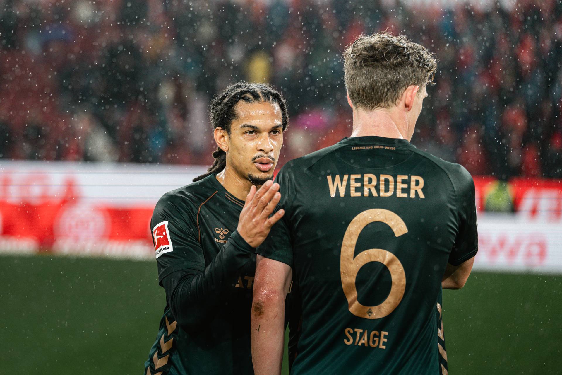 Isaac Schmidt im dritten Trikot vor Jens Stage.