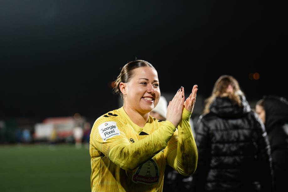 Mariella El Sherif klatscht in die Hände.