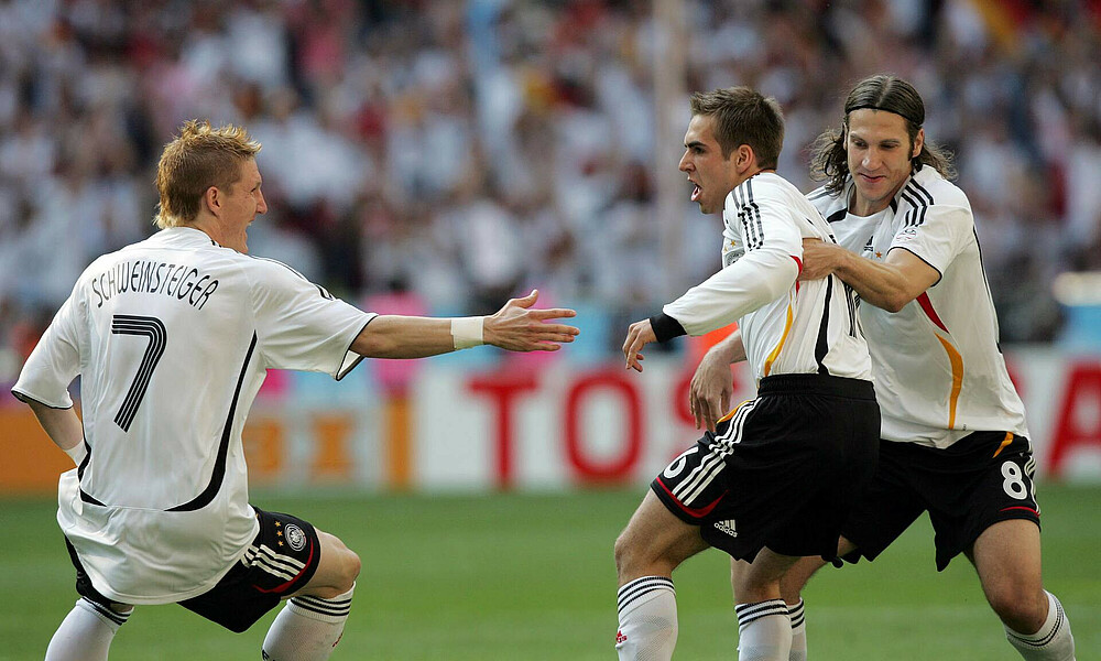 null Torsten Frings jubelt mit Schweinsteiger und Lahm.