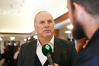 null Oliver Reck auf der Trauerfeier von Dieter Burdenski am WERDER.TV Mikrofon