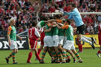 null Die Spieler jubeln nach Abpfiff gemeinsam.