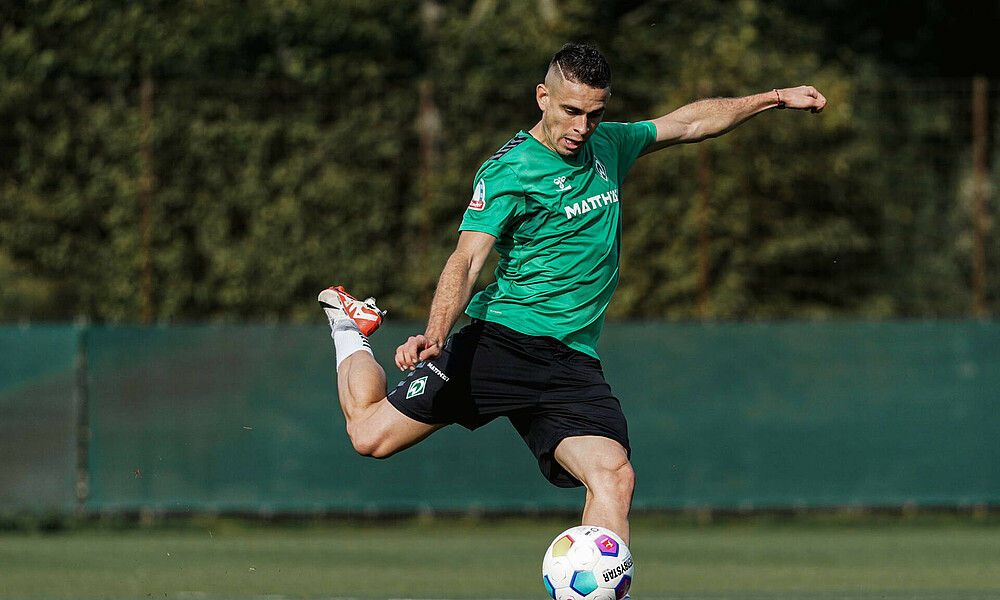Rafael Borré im Training beim Torschuss. 