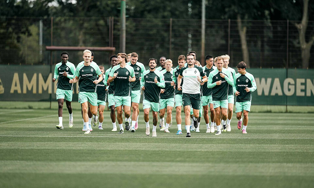 Die Mannschaft läuft über den Platz. 