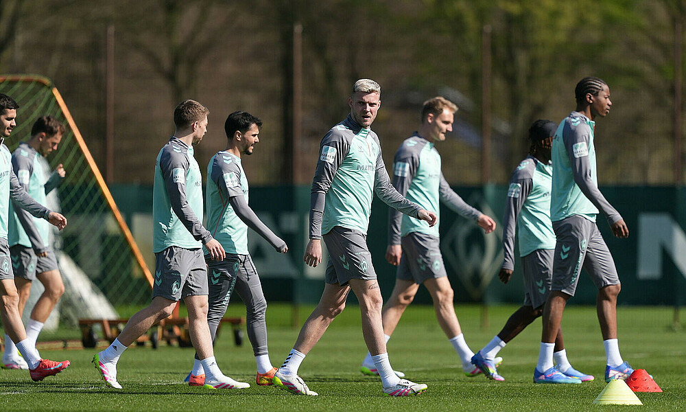 Werder-Spieler mit Ducksch in der Mitte auf dem Trainingsplatz