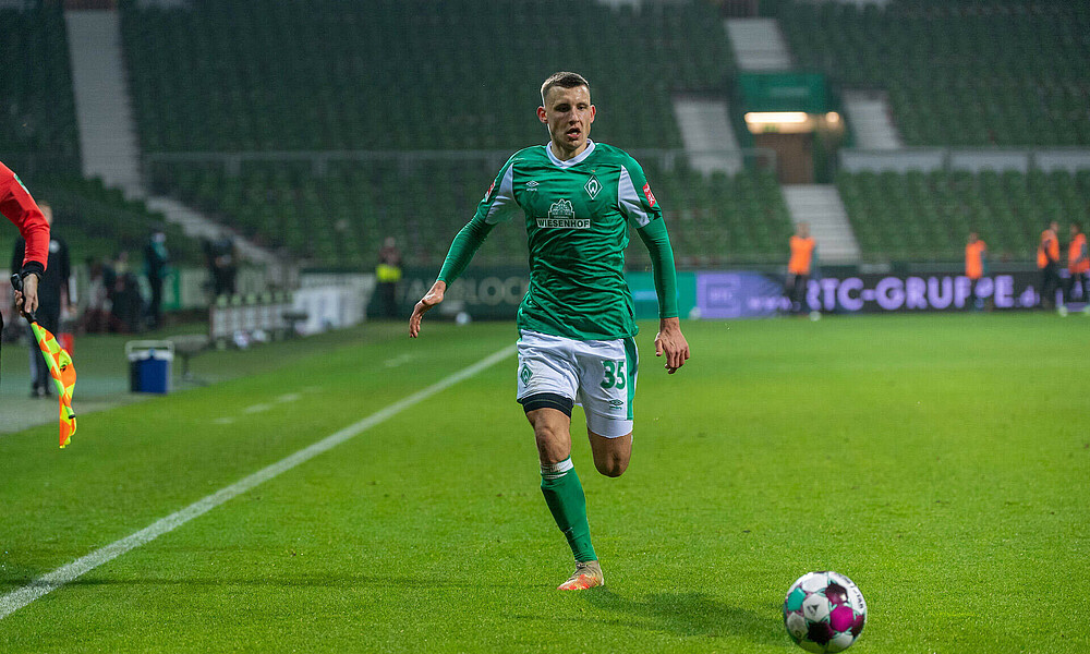null Maximilian Eggestein von Werder Bremen läuft im Heimspiel dem Ball hinterher.