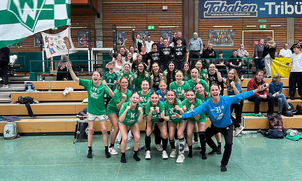 Gruppenfoto jubelnder B-Juniorinnen mit Eltern und Fans