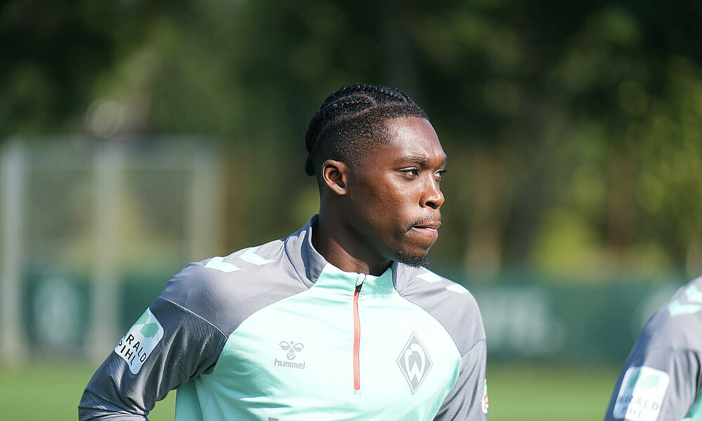 Derrick Köhn beim ersten Teamtraining beim Spielersatztraining bei Werder Bremen am Laufen