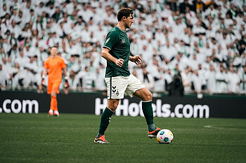 Niklas Stark mit Fuß am Ball. 