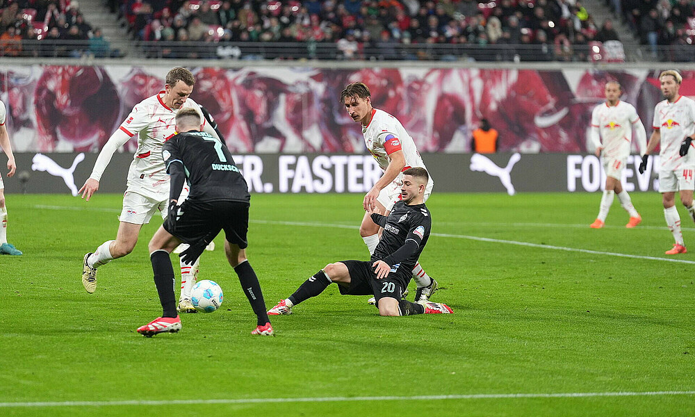 Romano Schmid grätscht zum Ball im Spiel bei RB Leipzig