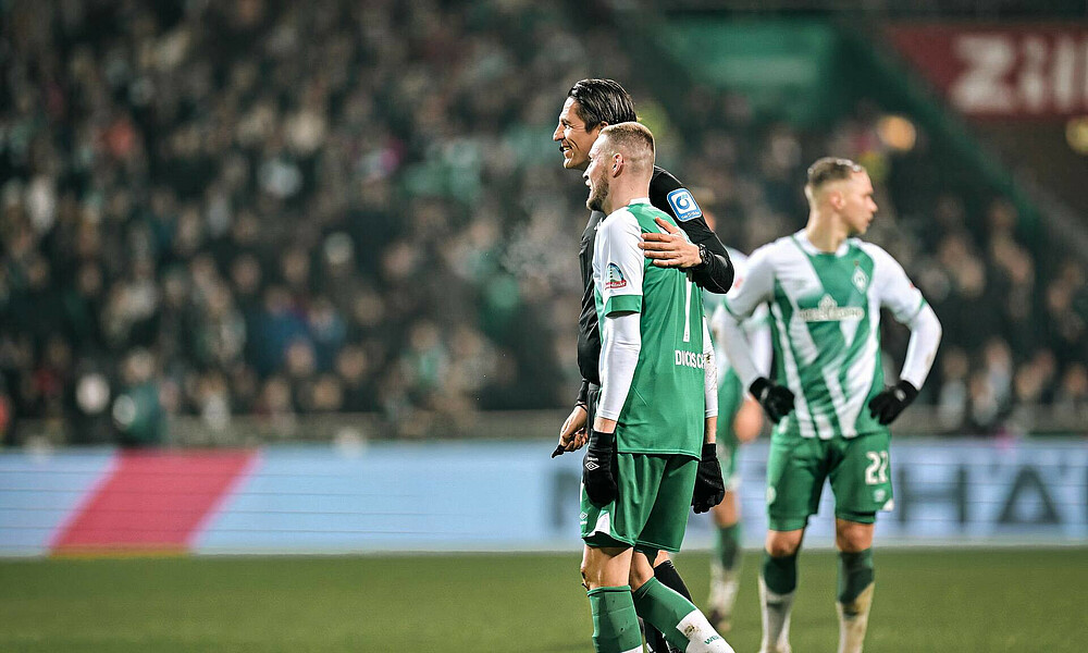 Deniz Aytekin mit Marvin Ducksch.