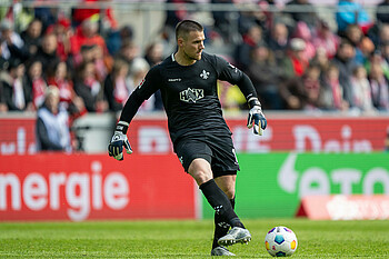 Marcel Schuhen mit Ball am Fuß. 