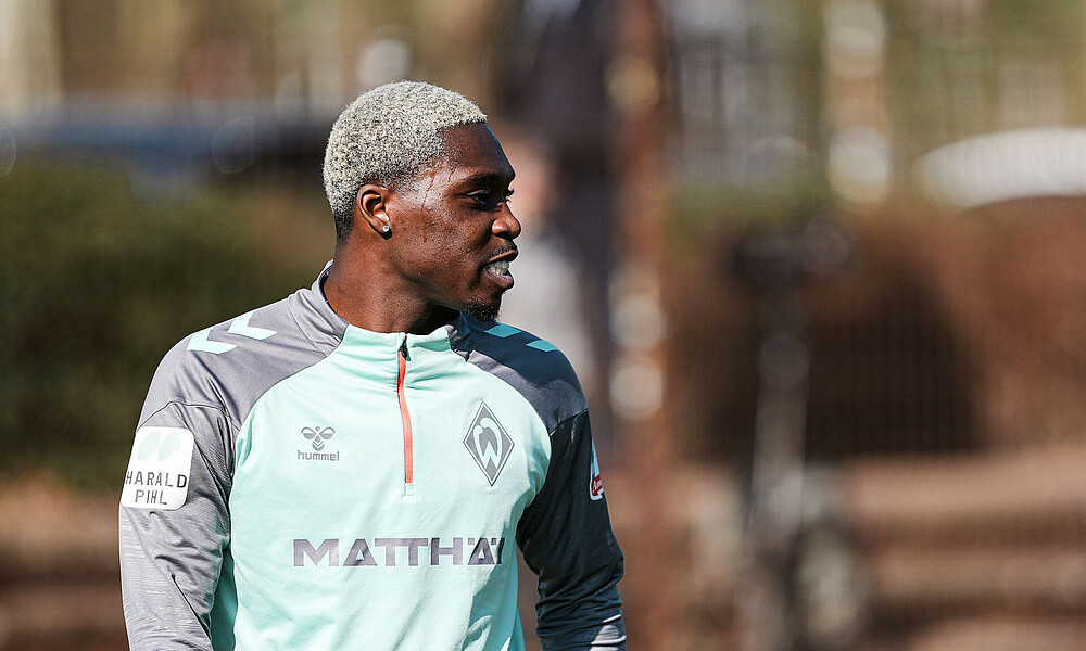 null Derrick Köhn von der Seite in Trainingsklamotten auf dem Trainingsplatz