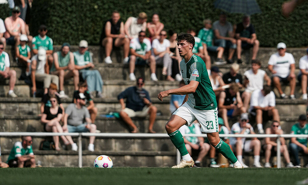 Nicolai Rapp mit Ball am Fuß. 