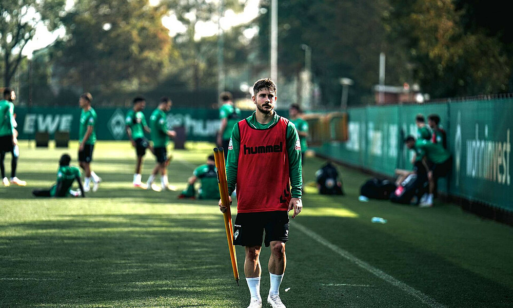 null Romano Schmid im Training mit einer Stange in der Hand.