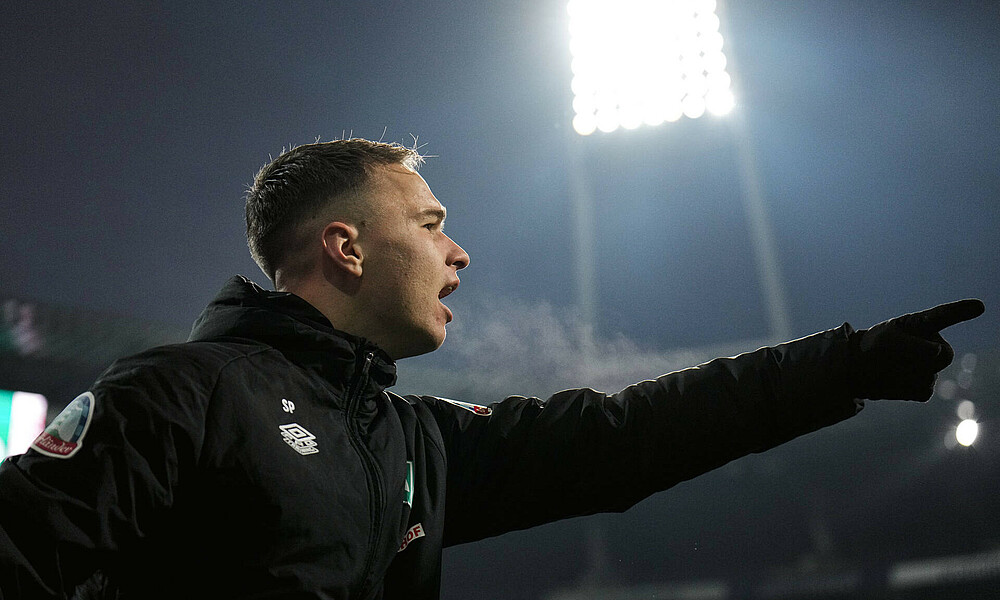 null Niklas Schmidt gibt von der Bank aus Anweisungen.