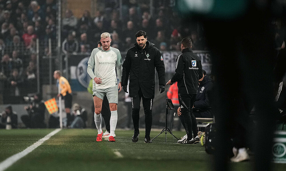 Marvin Ducksch humpelt zur Bank. 