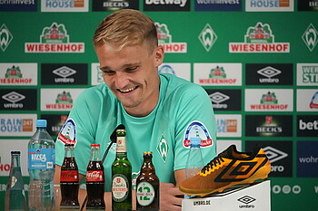 null Amos Pieper bei der Mixed Zone am Mikrofon.