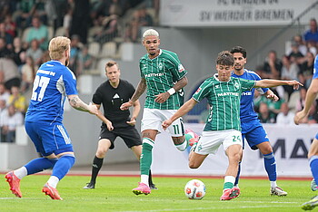 Covic holt zum Schuss aus. 