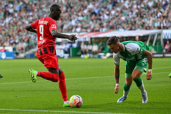 Eintracht Frankfurts Kolo Muani am Ball im Duell mit Marco Friedl