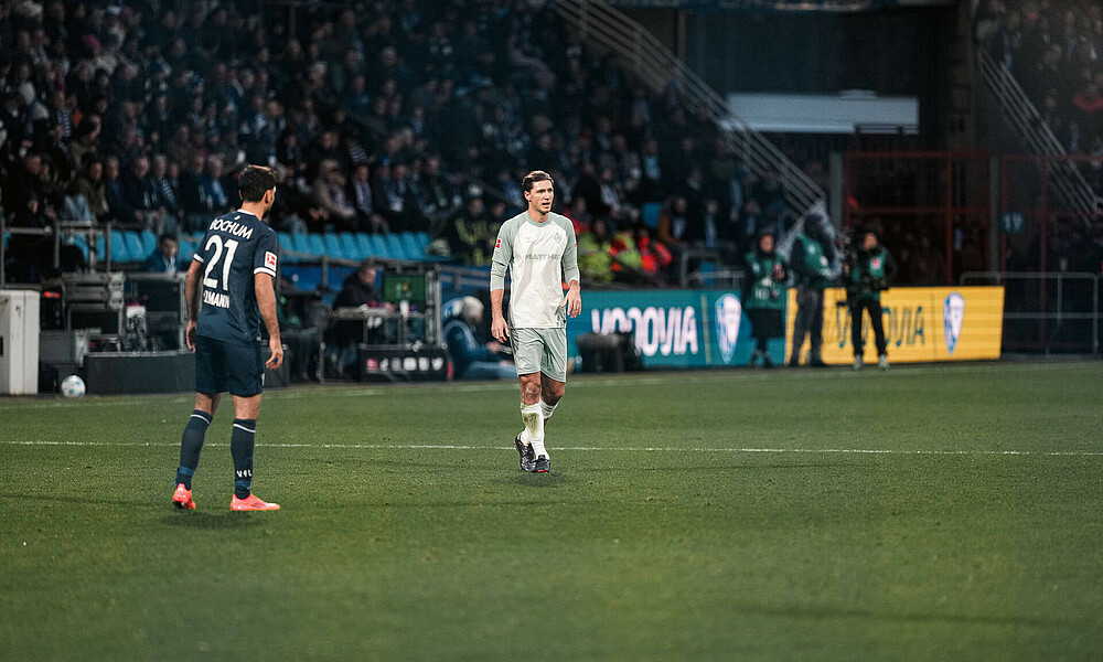 Niklas Stark auf dem Platz in Bochum, vor ihm Holtmann. 