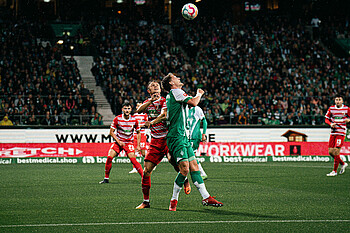 null Jens Stage im Zweikampf mit Robert Gumny.