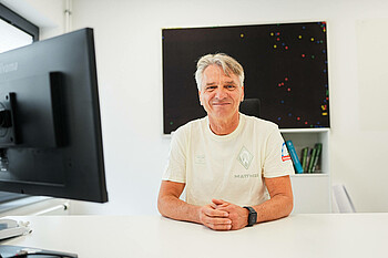 null Horst Steffen am Schreibtisch.