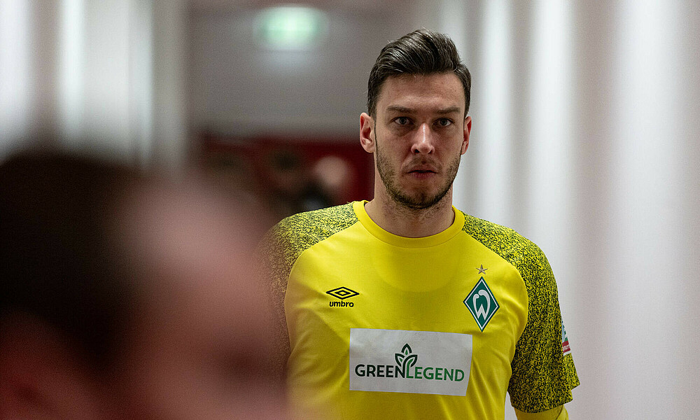 Torhüter Jiri Pavlenka im gelben Werdertrikot
