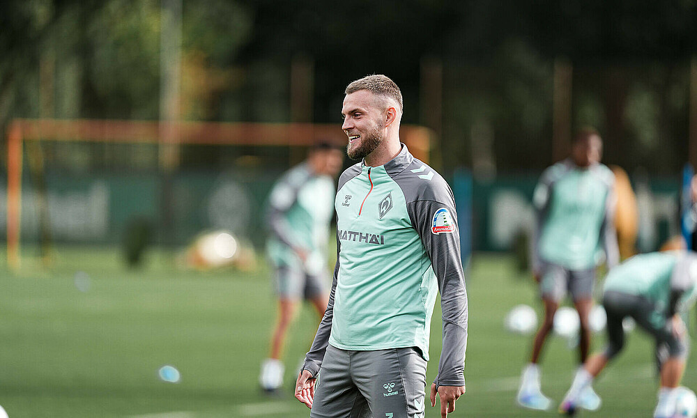 Marvin Ducksch lächelt auf dem Trainingsplatz. 