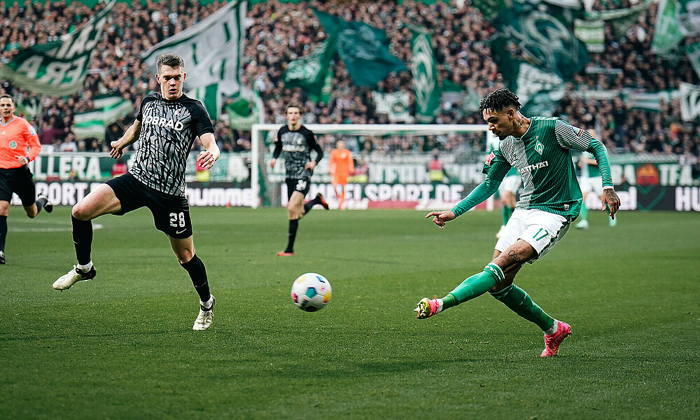 null Njinmah schießt einen Ball.