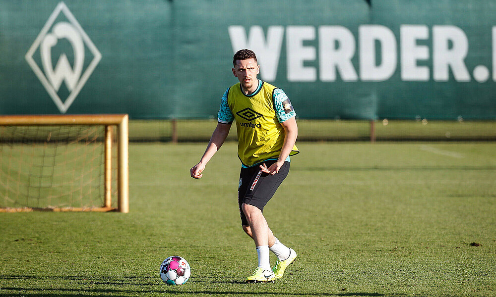 Milos Veljkovic passt im Werder-Training.
