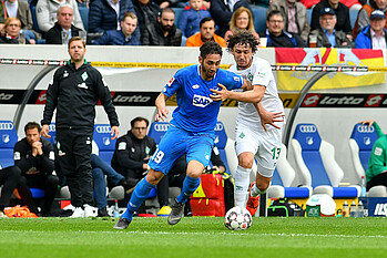 null Werders Milos Veljkovic versucht Hoffenheims Ishak Belfodil den Ball abzunehmen.