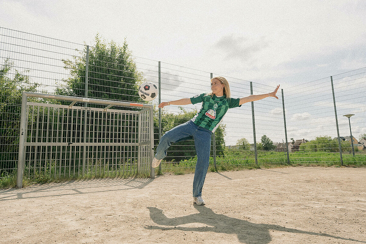 null Juliane Wirtz holt zum Schuss aus. Der Ball fliegt in der Luft.