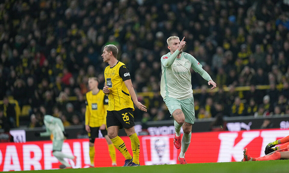 null Ducksch jubelt vor der Kurve.