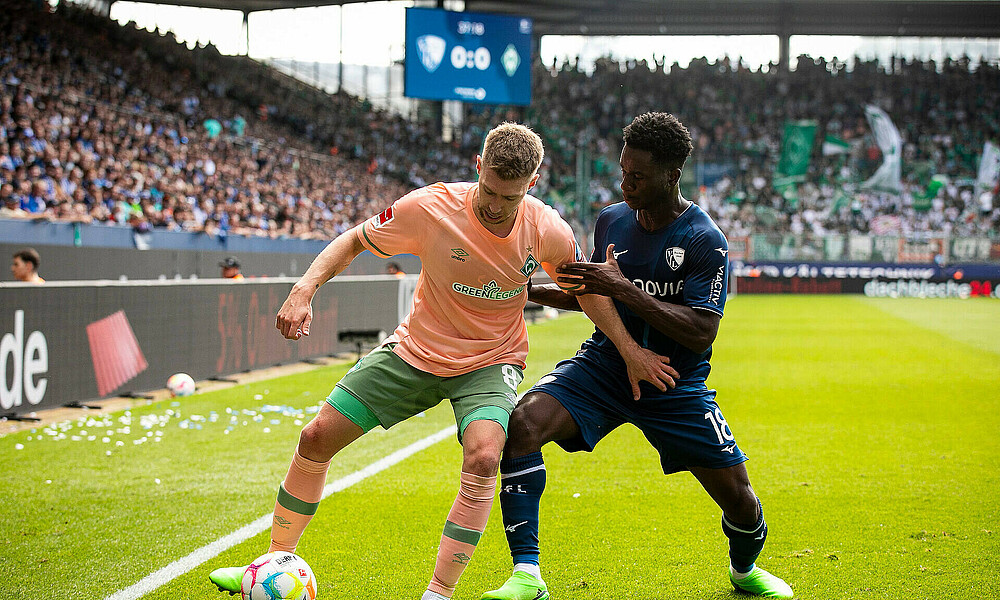null Mitchell Weiser im Zweikampf mit einem Bochumer.