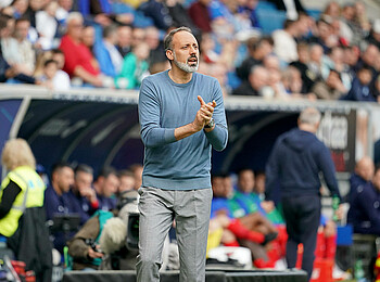 Pellegrino Matarazzo klatscht in die Hände an der Seitenlinie. 