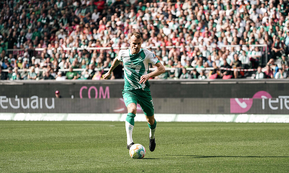 null Christian Groß läuft mit dem Ball am Fuß.