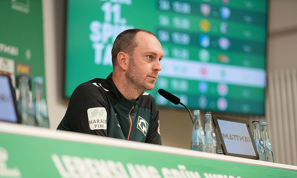 Ole Werner auf dem Podium während der Pressekonferenz vor dem Auswärtsspiel bei Eintracht Frankfurt