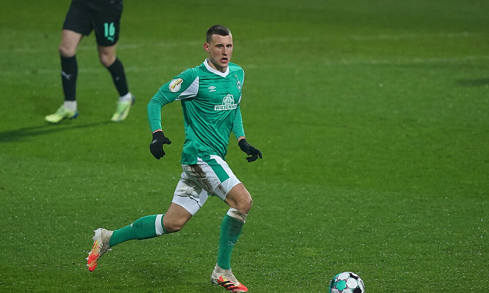 Maximilian Eggestein läuft mit dem Ball am Fuß.